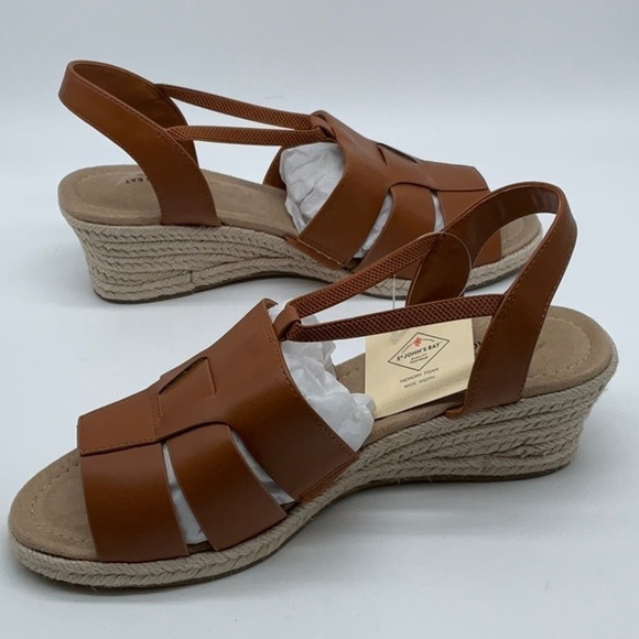 St. John’s Bay Lucy Cognac Wide - Picture 4 of 7